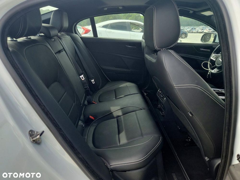 Jaguar XE - 8