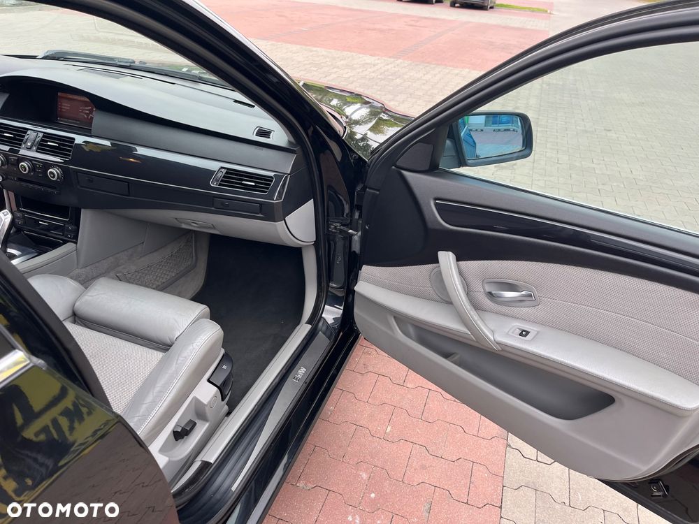 BMW Seria 5 525d xDrive - 28