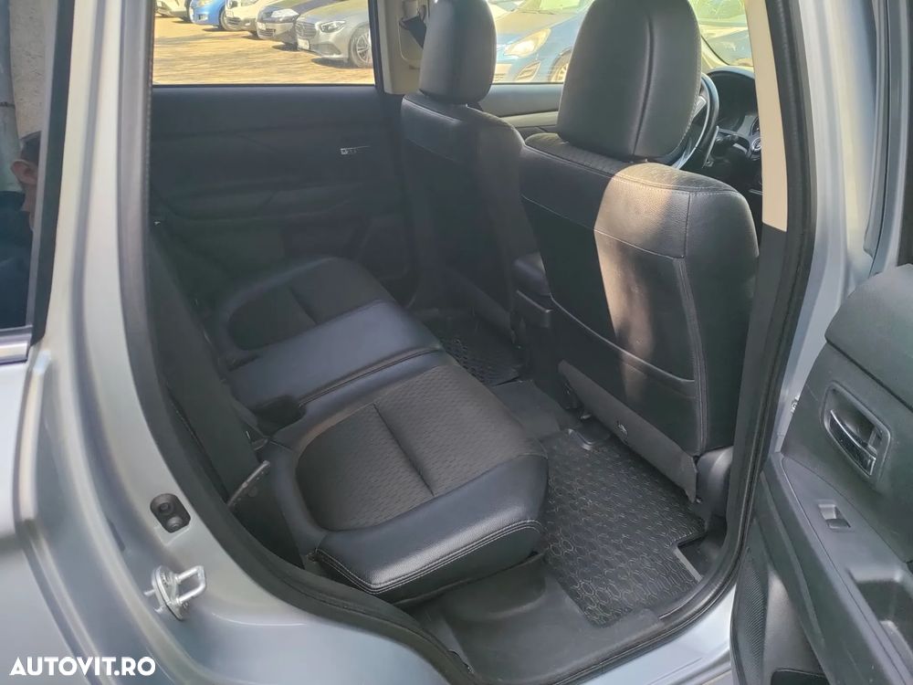 Mitsubishi Outlander 2.0 Litre DOHC MIVEC 4WD Instyle Navi - 11