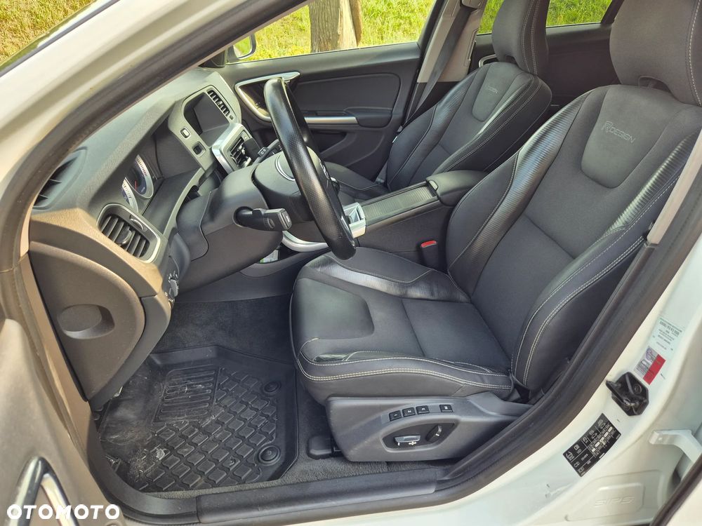 Volvo V60 D3 R-Design - 16