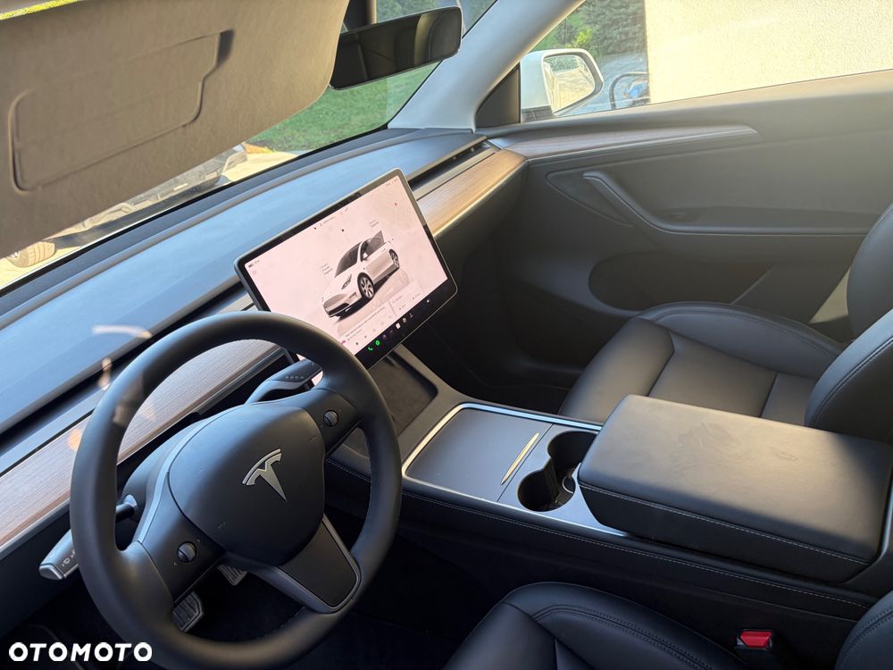 Tesla Model Y - 8