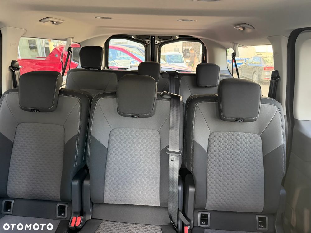 Volkswagen Caravelle - 9