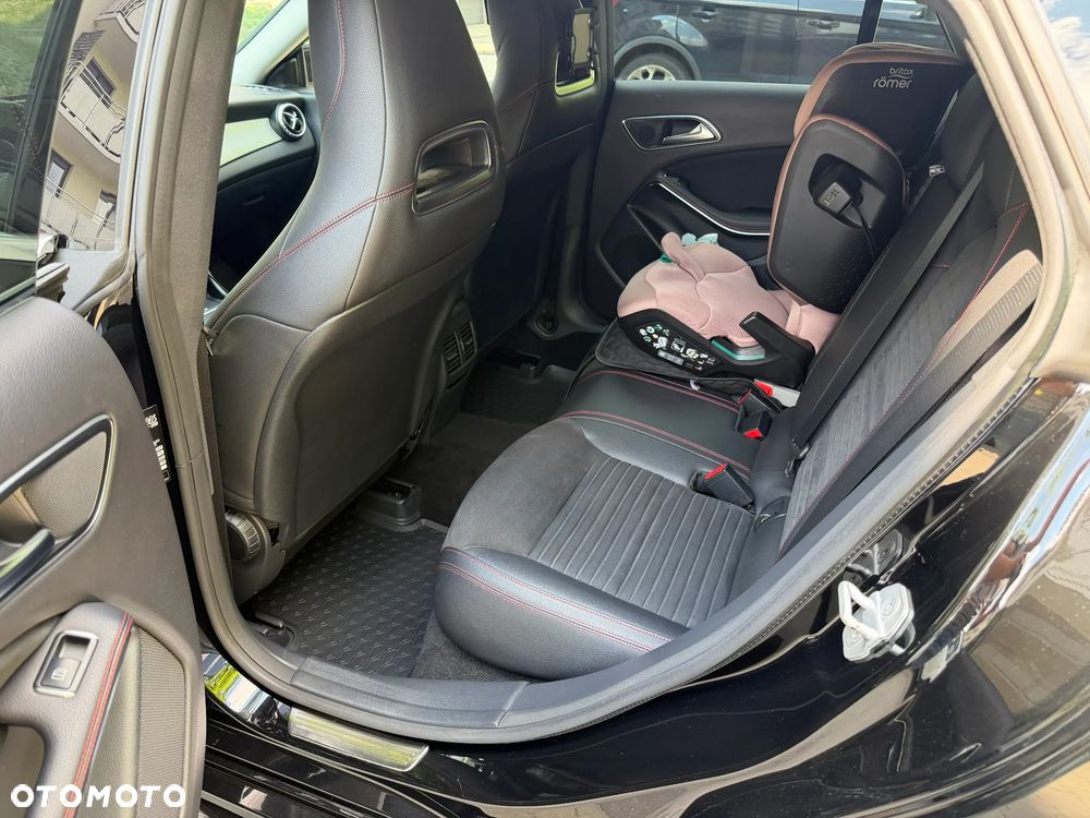 Mercedes-Benz CLA - 12