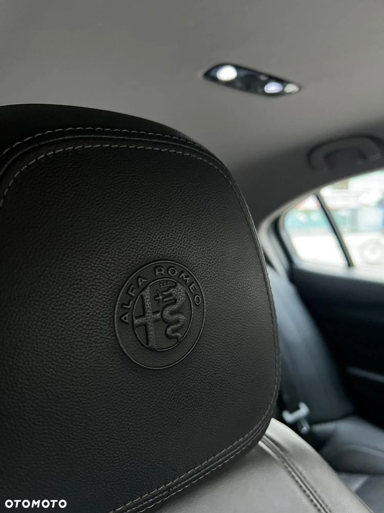 Alfa Romeo Giulia 2.0 Turbo 16V AT8-Q4 Veloce - 16