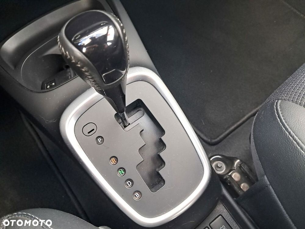 Toyota Yaris Hybrid 100 Dynamic - 24