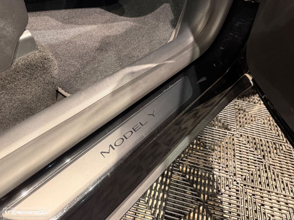 Tesla Model Y Long Range Dual Motor AWD - 31
