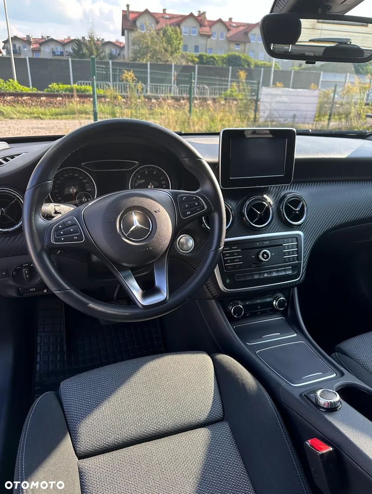 Mercedes-Benz GLA 180 7G-DCT - 7
