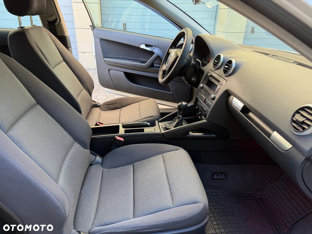 Audi A3 3-drzwiowe 1.6 Attraction - 9