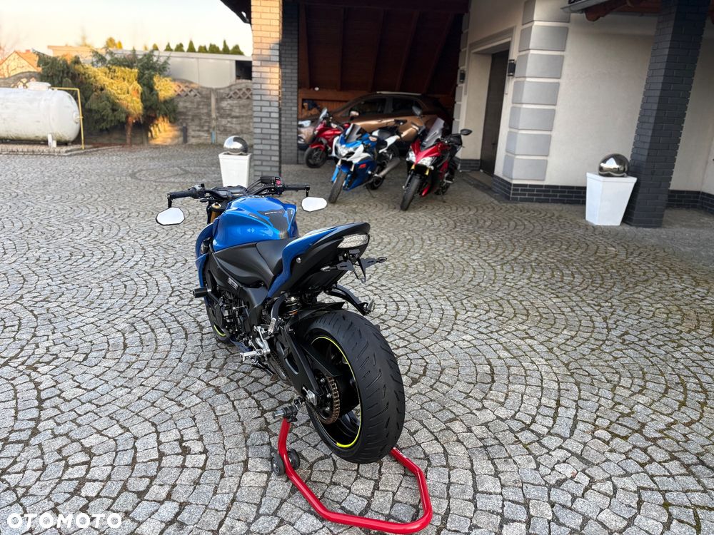 Suzuki GSX - 22