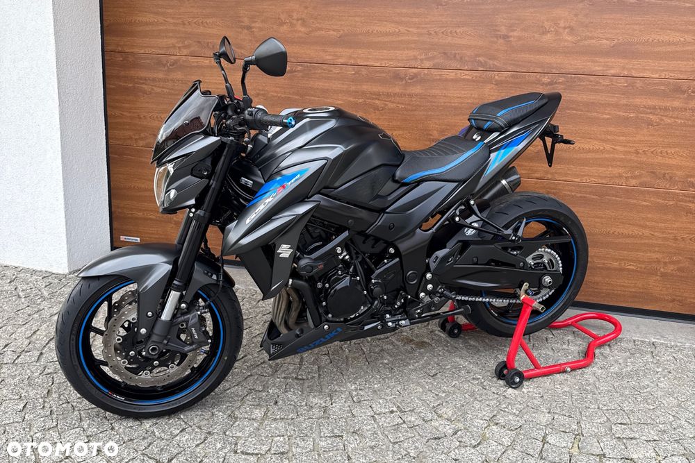 Suzuki GSX - 18
