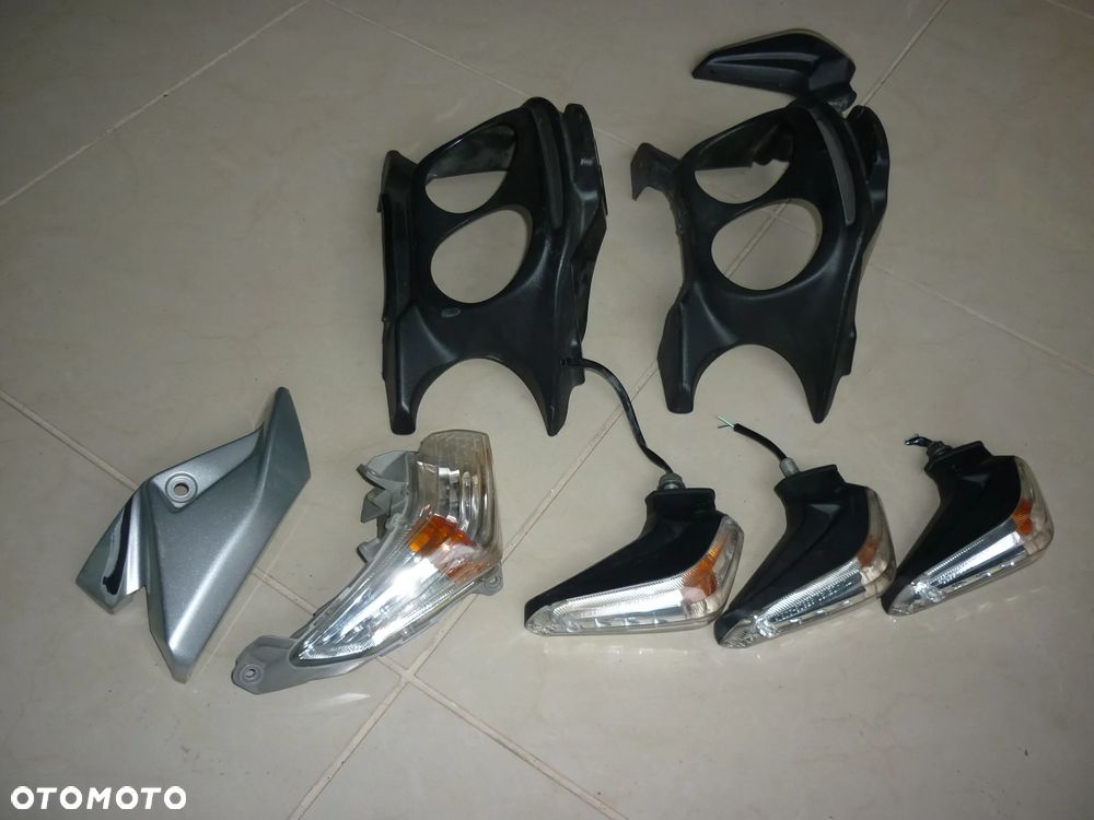 Osłona lampy prawa kierunkowskaz Suzuki GSR 600 - 1