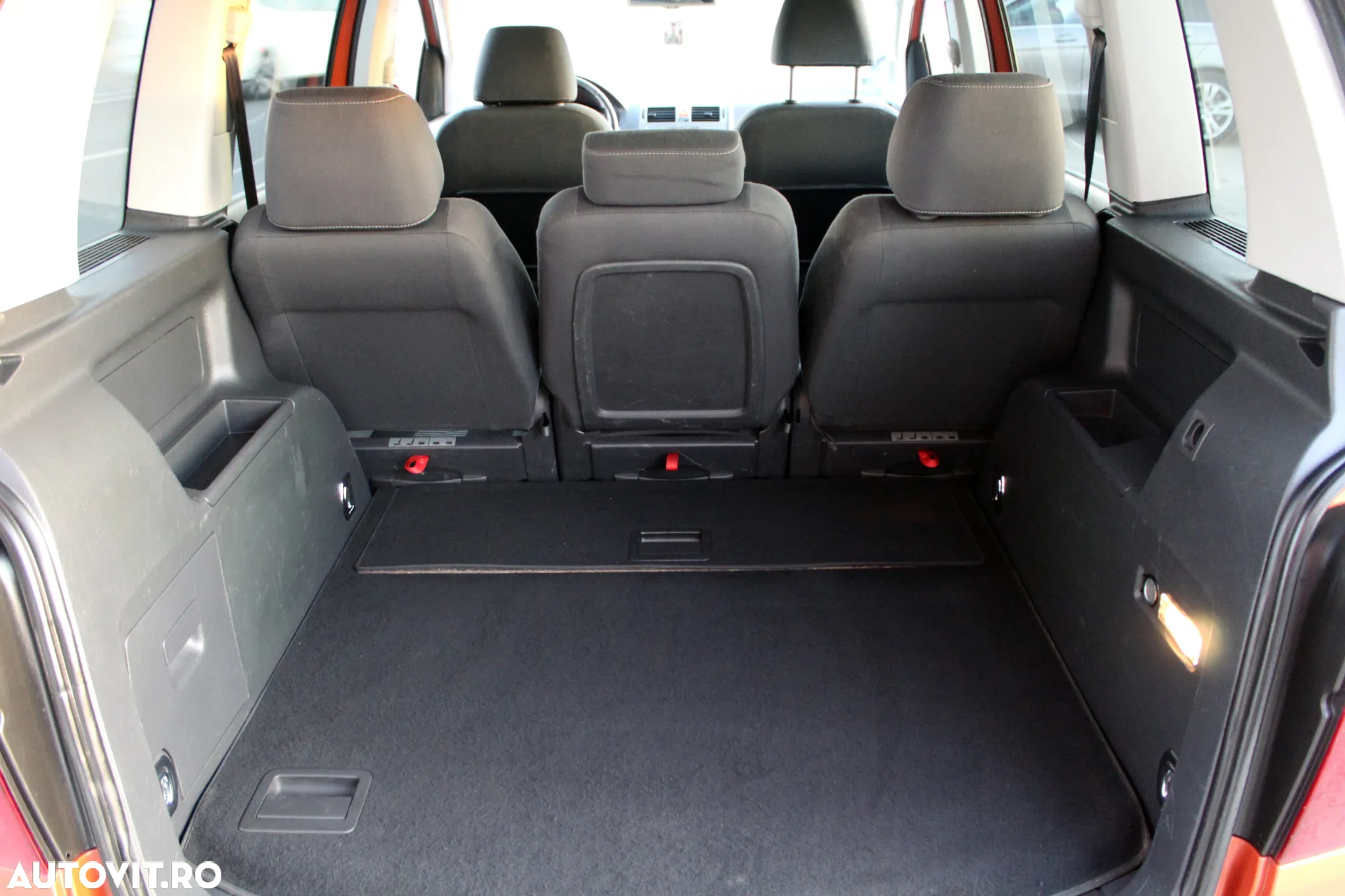 Volkswagen Touran 2.0 TDI DPF DSG United - 24