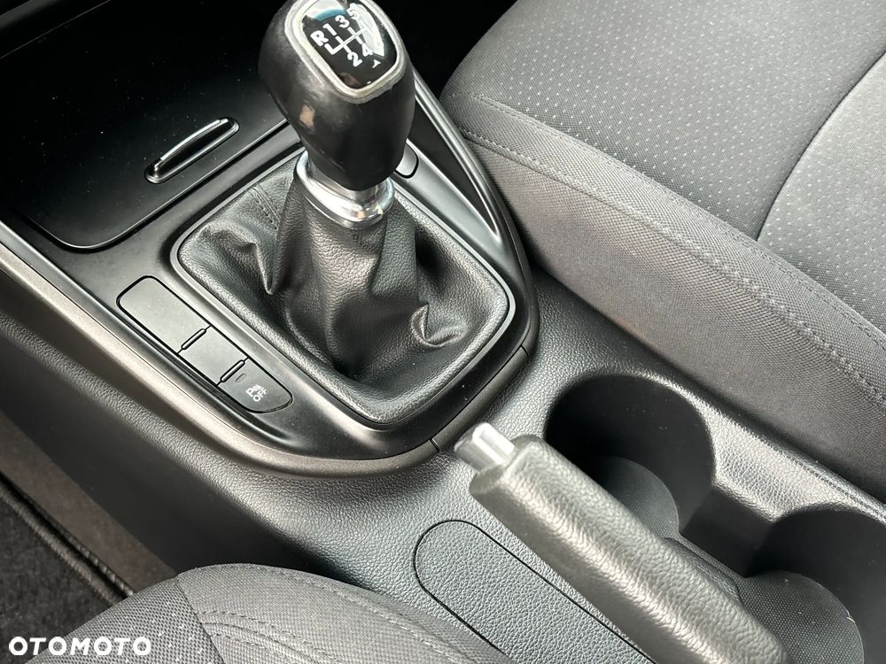 Kia Carens 1.6 GDI Attract - 26