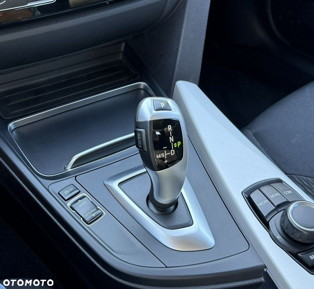 BMW Seria 3 318i GPF - 14