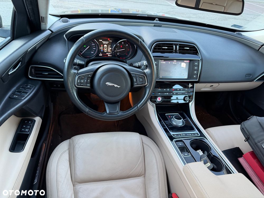 Jaguar XE 2.0 D Prestige - 21