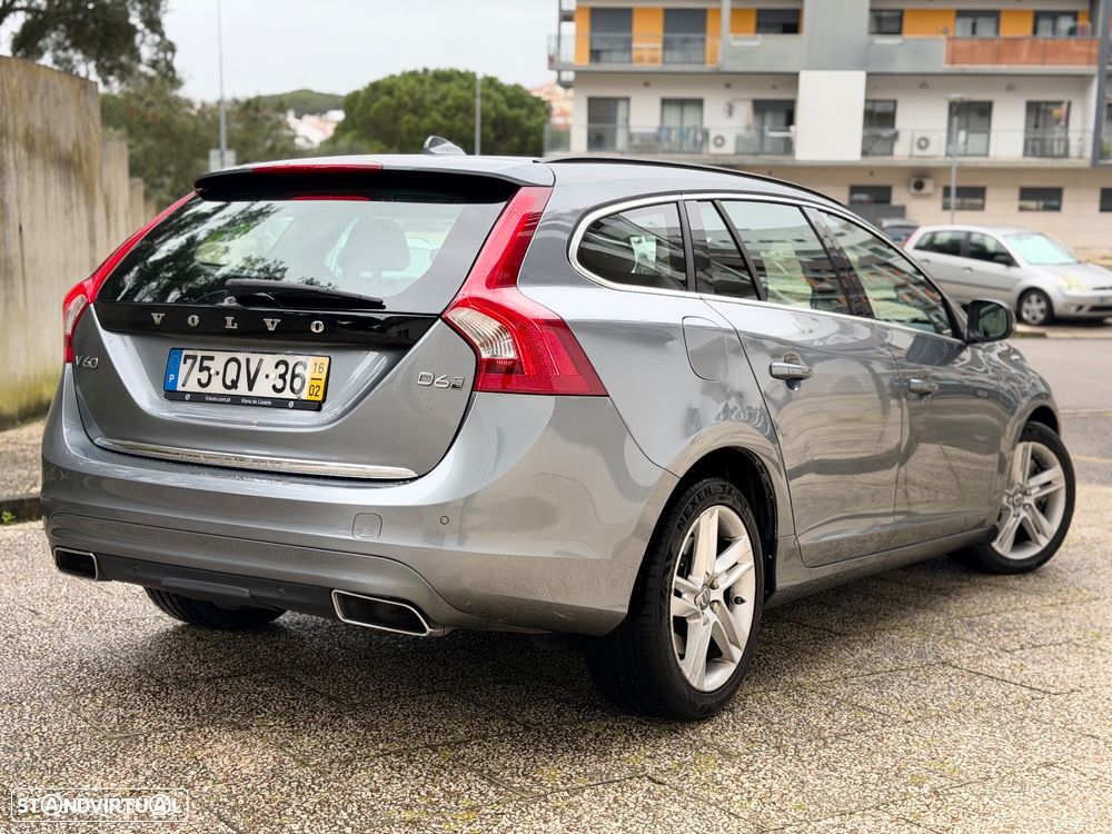 Volvo V60 2.4 D6 R-Design Mom.AWD Phev - 3