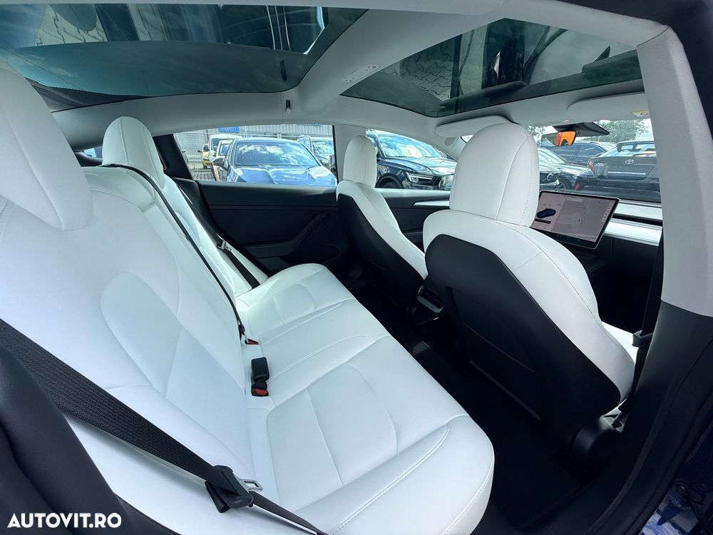 Tesla Model 3 - 8