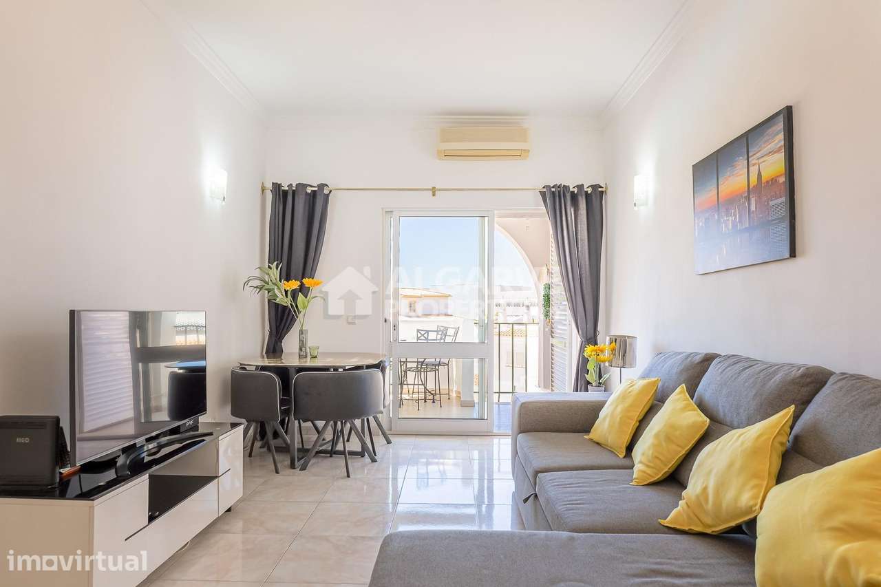 Bonito apartamento T1+1 perto da Praia da Galé e Golfe Salgados - Grande imagem: 3/16