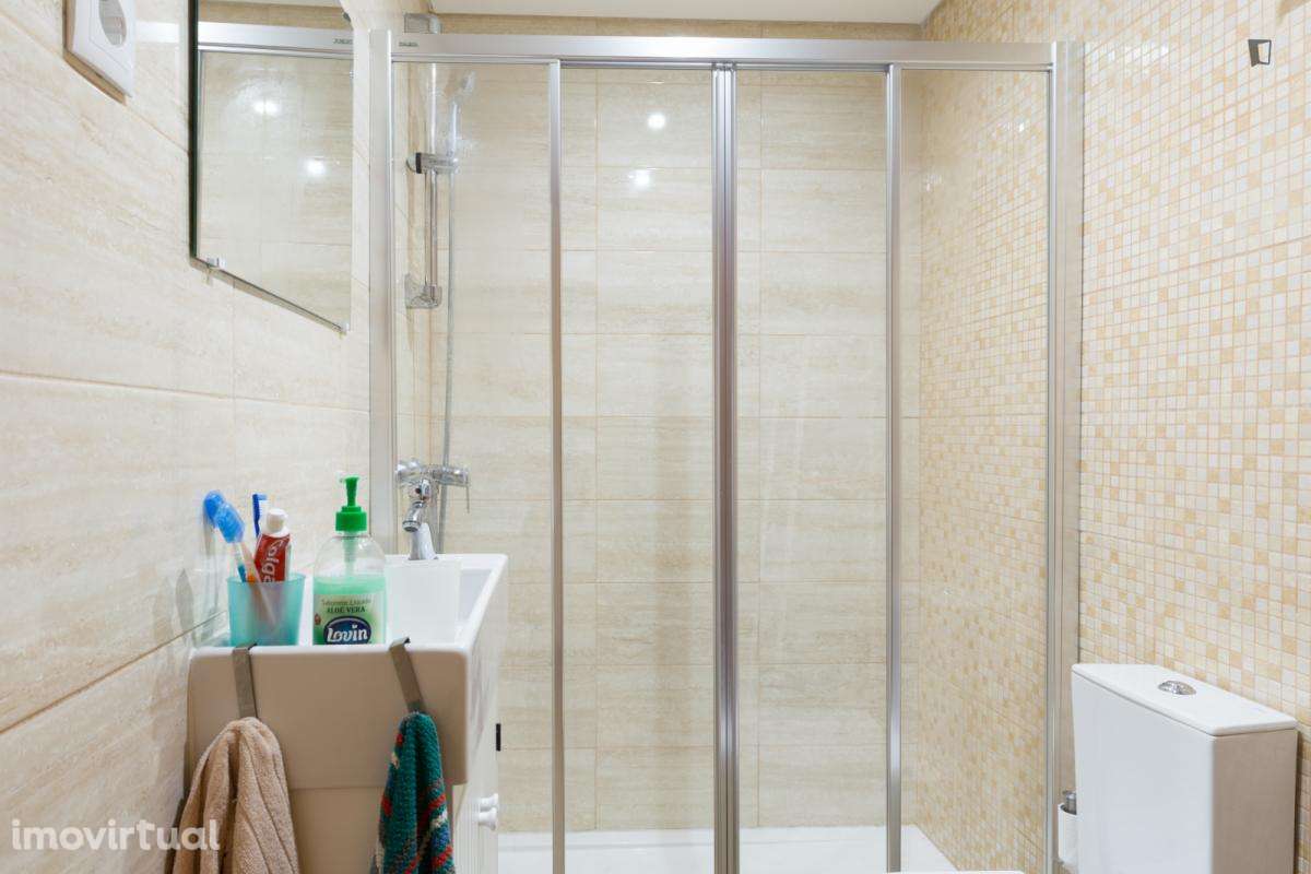 Quarto - localizado em Santa Marinha Porto - Grande imagem: 2/23