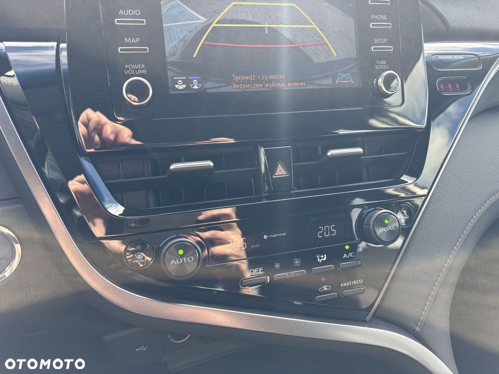 Toyota Camry 2.5 Hybrid Comfort CVT - 24