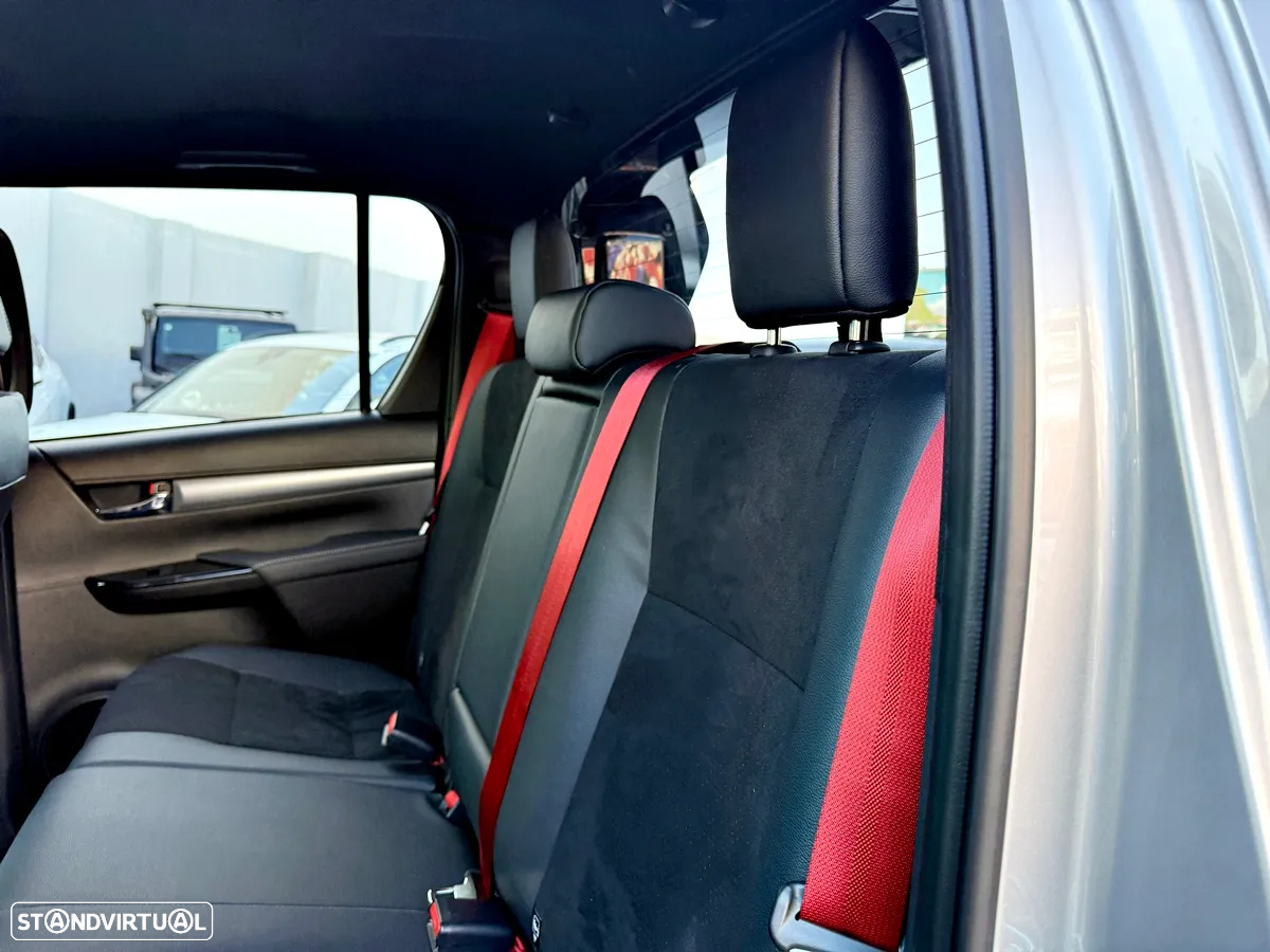 Toyota Hilux 2.8 D-4D 4WD GR Sport - 35