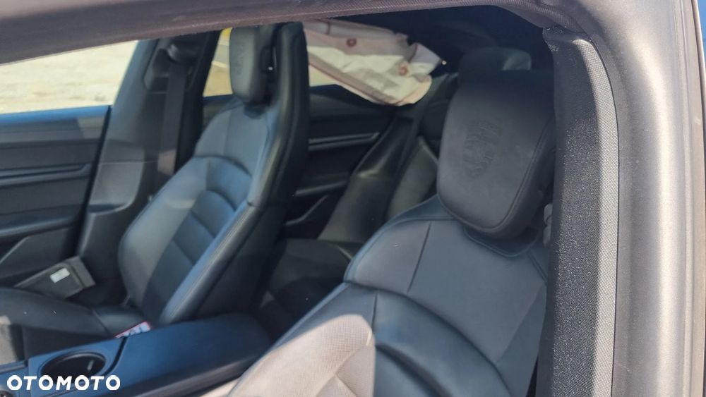 Porsche Taycan Performance Plus - 22