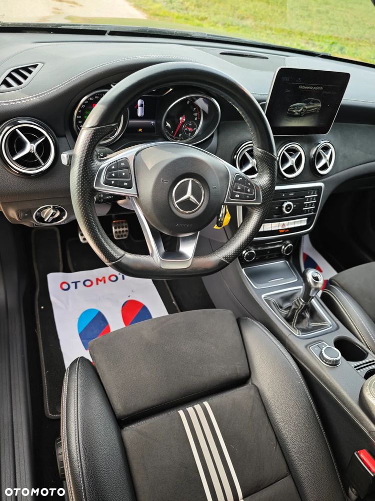Mercedes-Benz CLA 200 AMG Line - 23