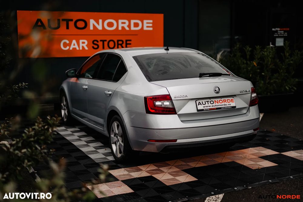 Skoda Octavia 2.0 TDI DSG Ambition - 6