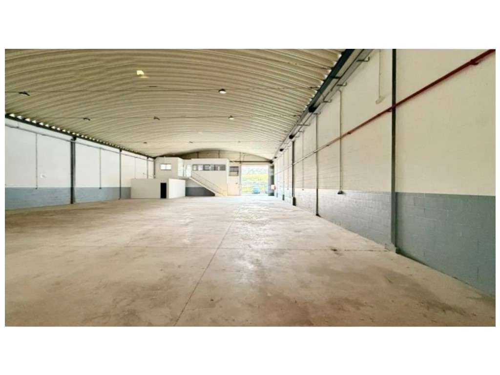 Armazém Industrial com 790 m² em Guilhabreu - Grande imagem: 2/13