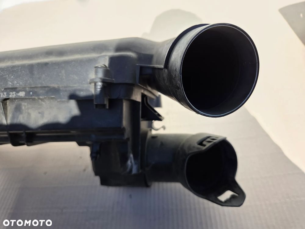 Obudowa Filtra powietrza 1.6 THP Peugeot Citroen   V758368180 - 2