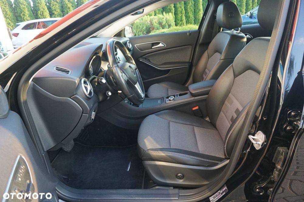 Mercedes-Benz GLA 200 7G-DCT Urban - 18