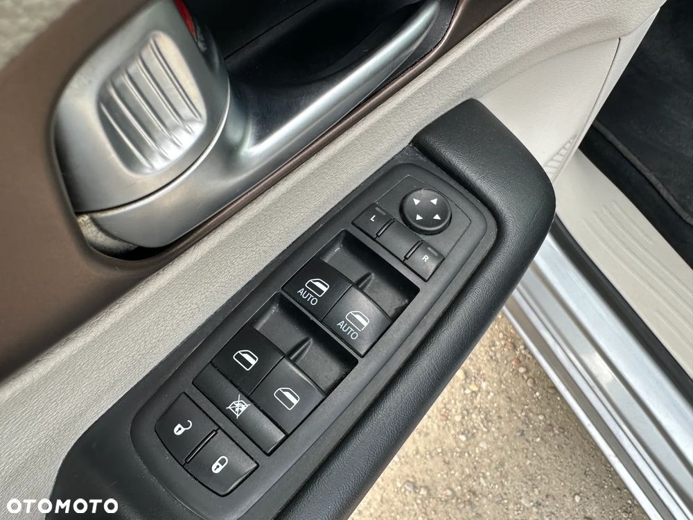 Chrysler Pacifica - 12
