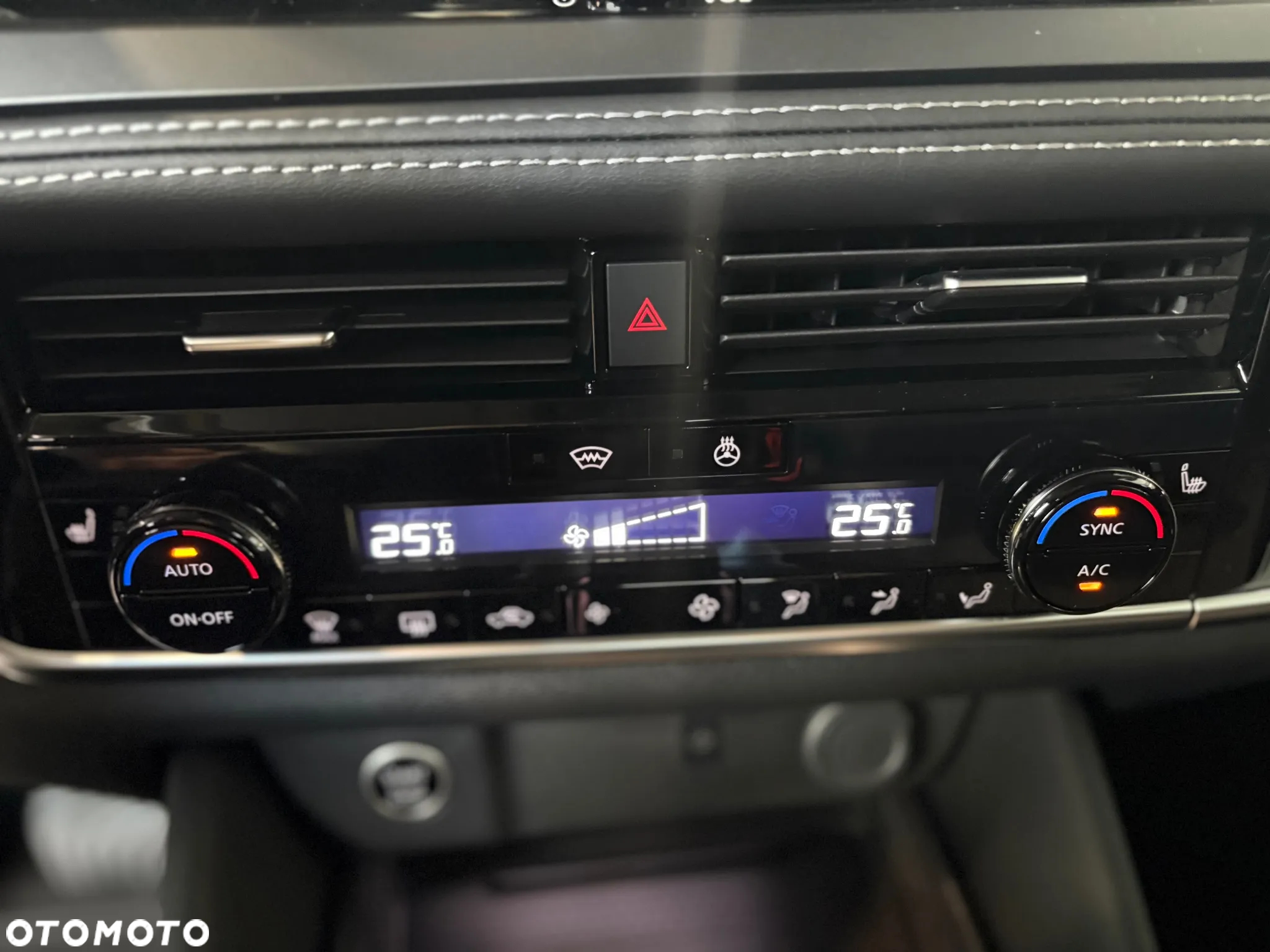 Nissan Qashqai 1.3 DIG-T mHEV N-Connecta Xtronic - 17