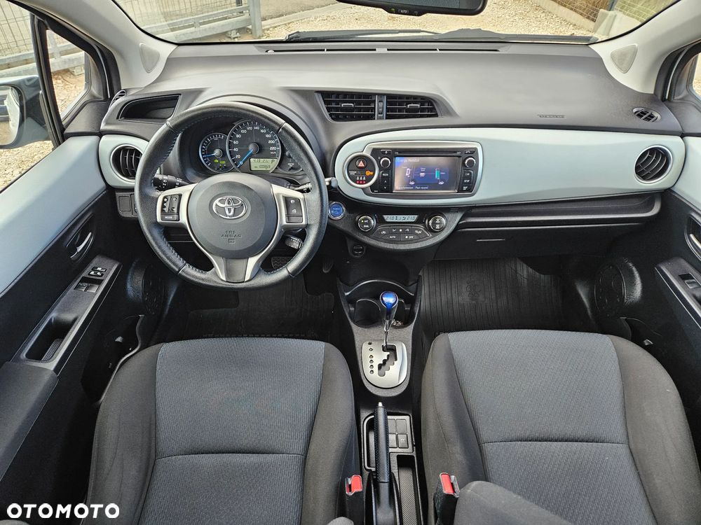 Toyota Yaris Hybrid 100 Sol - 11