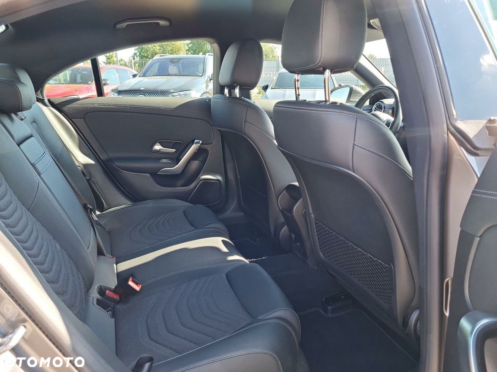 Mercedes-Benz CLA 180 Progressive 7G-DCT - 17