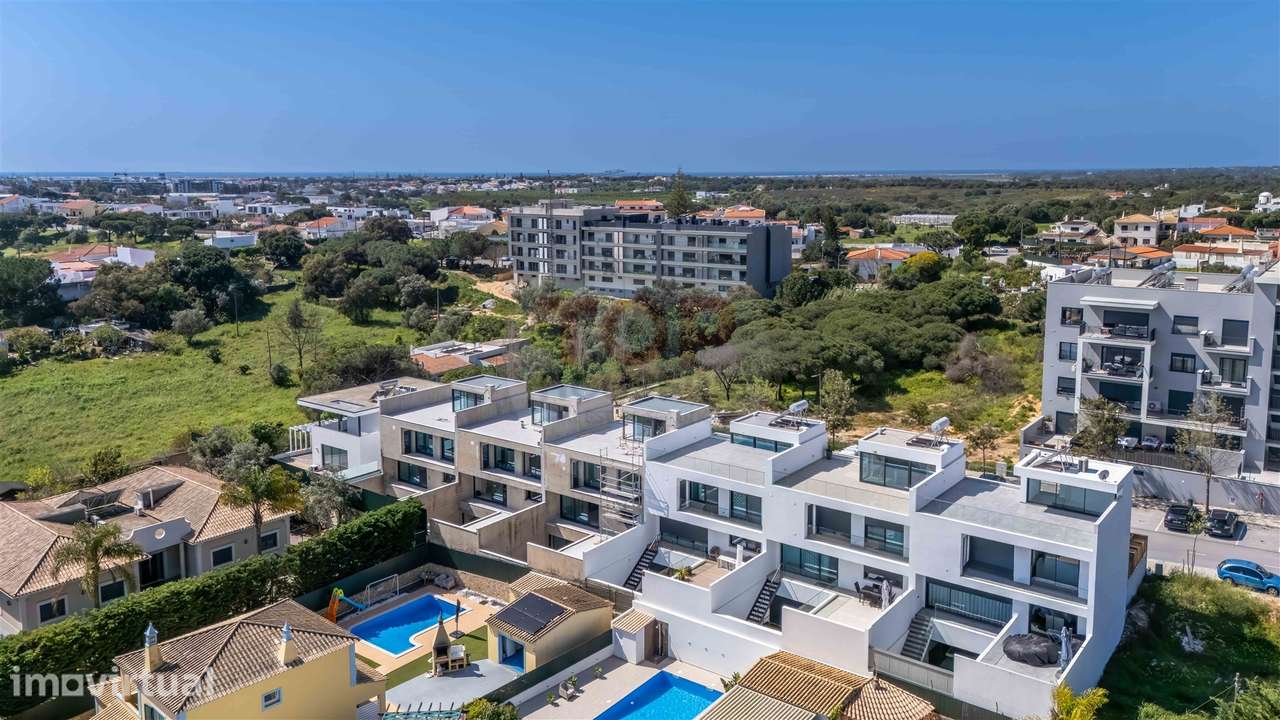 Moradia V3+1 de arquitetura contemporânea em Gambelas, Faro - Grande imagem: 5/29