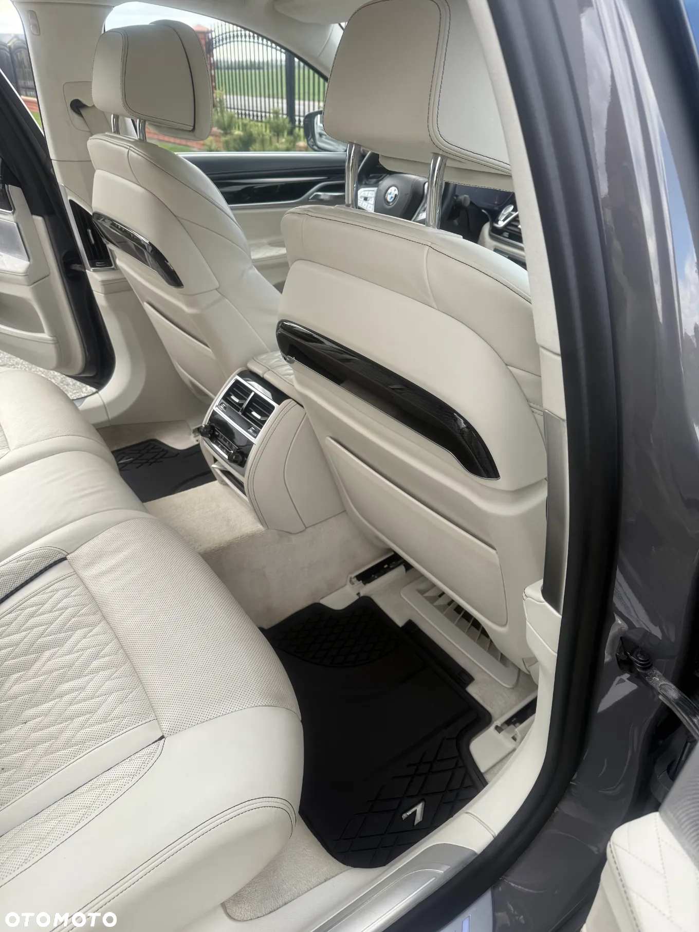 BMW Seria 7 750i xDrive - 12