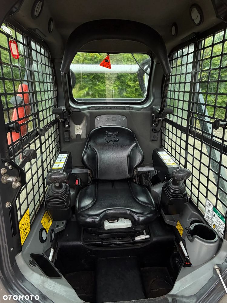 Bobcat S530. Ładowarka 4x4 wózek terenowy. Łyżka. Pełne sterowanie z dżojstika jazda i praca. Aktualne serwisy DEKRA 2026r. Silnik Kubota 4cyl 55km. Maszyna Jak Nowa z Salonu! Pochodzi z Norweskiego Gospodarstwa! 2020 rok 1724 mtg! Zero luzów i wycieków. Bardzo mocna i wydajna maszyna o małych gabarytach! Idealna do stajni oraz Budownictwa. OKAZJA TANIO 3 wyjścia Hydrauliczne pod urządzenia!! Wszystkie opony jak nowe .Kabina ogrzewana pełne szkło + drzwi. Po serwisach. Potężna moc. OKAZJA - 6