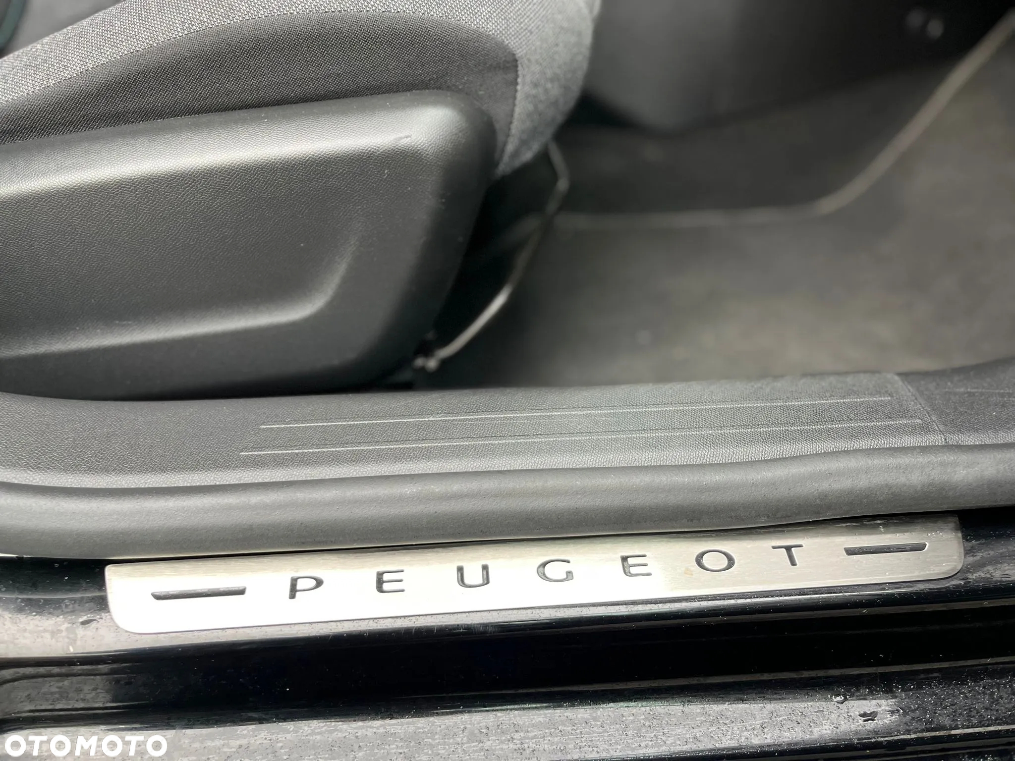 Peugeot 208 - 17