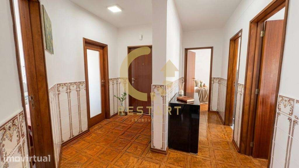 T2 Luminoso em Arrifana com Excelente Potencial | Zona Familiar e Tran - Grande imagem: 4/26