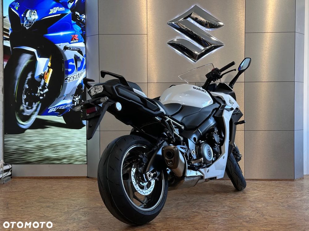 Suzuki GSX - 8