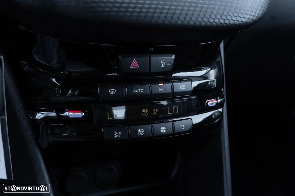 Peugeot 2008 1.2 PureTech Signature - 17