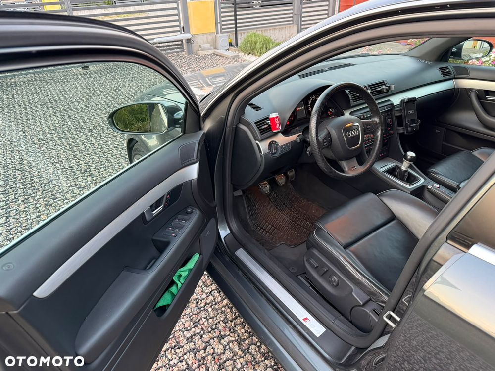Audi RS4 Limousine Standard - 23
