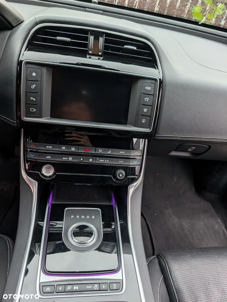 Jaguar XE 2.0 D R-Sport - 9