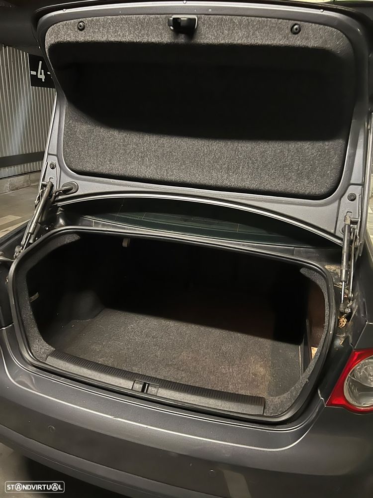 VW Jetta 1.9 TDi Confortline - 5