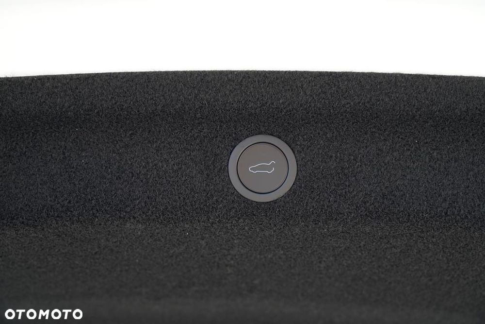 Tesla Y 83.1kWh Long Range RWD - 8