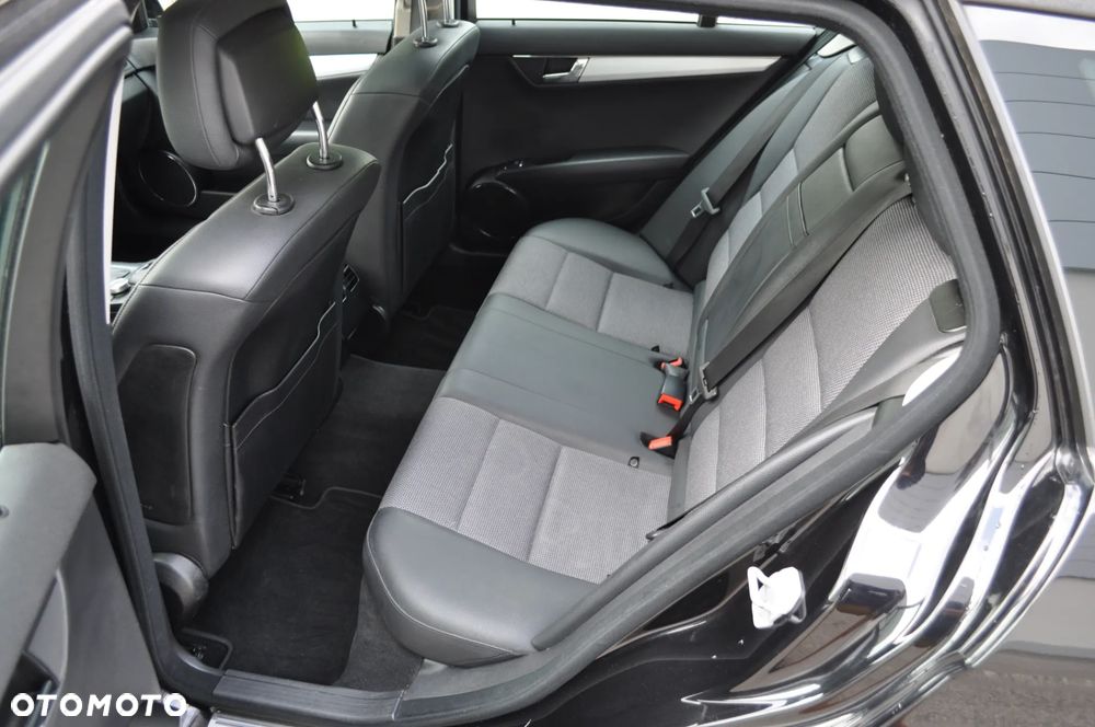 Mercedes-Benz Klasa C 200 CGI Automatik BlueEFFICIENCY Avantgarde - 19