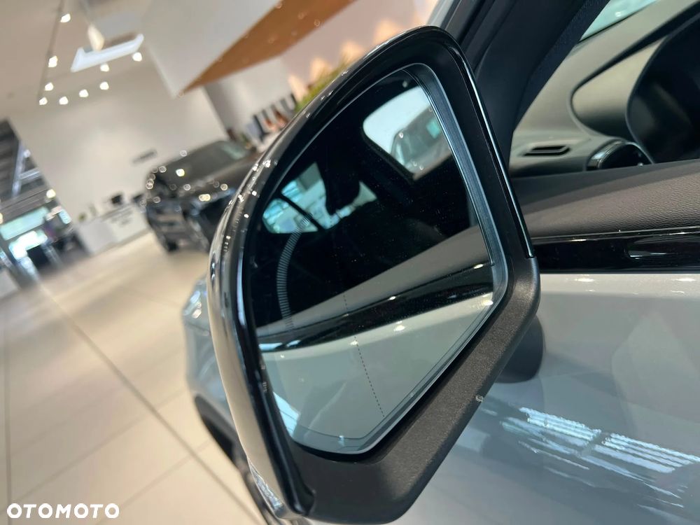 Volvo XC 40 B4 AWD Plus Dark - 36