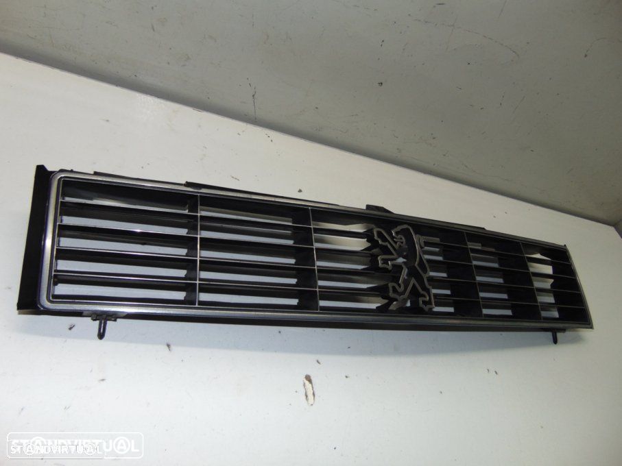 Peugeot 305 - grelha frontal - 2
