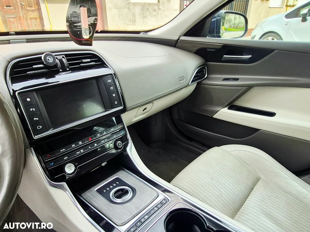 Jaguar XE 20d Aut. Portfolio - 7